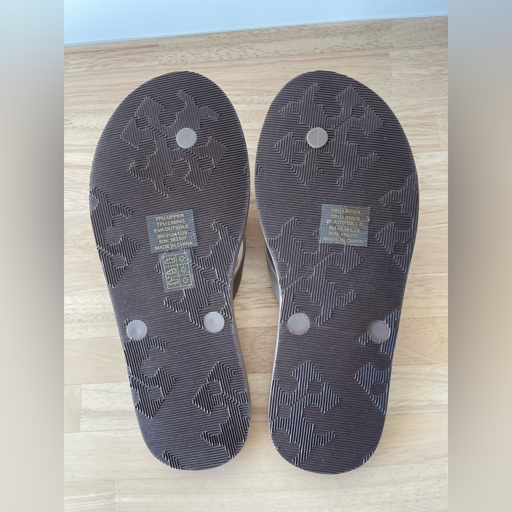 NWT Tory Burch Kira Padded Flip Flop - Color:
Mountain Gray / Silver, Size 8 - Picture 7 of 11
